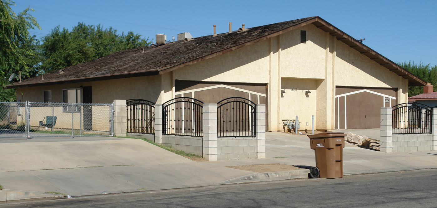 38515 Larkin Ave in Palmdale, CA - Building Photo