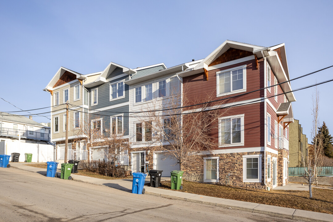 124 38 Av NE in Calgary, AB - Building Photo