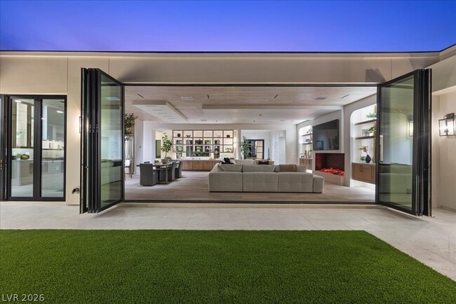 2401 Driftwood Dr in Las Vegas, NV - Building Photo - Building Photo