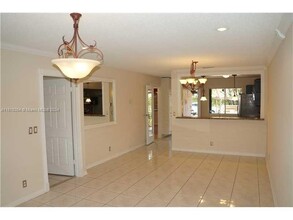 459 Lakeview Dr in Weston, FL - Building Photo - Building Photo