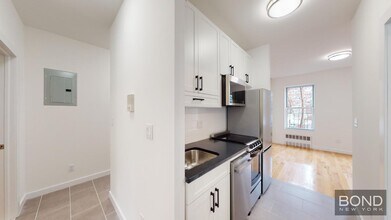 28 King St in New York, NY - Building Photo - Building Photo