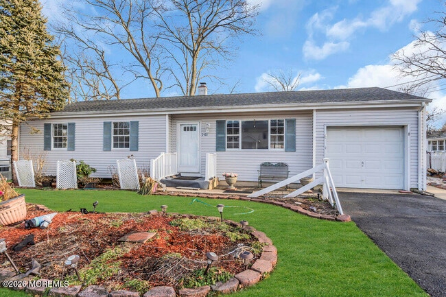 property at 2432 Woodland Rd