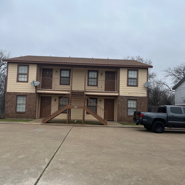 604 Race St, Unit D in Crowley, TX - Foto de edificio - Building Photo