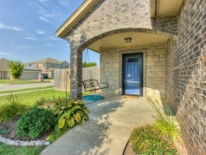 7201 Meadow Lake Dr in Yukon, OK - Foto de edificio - Building Photo