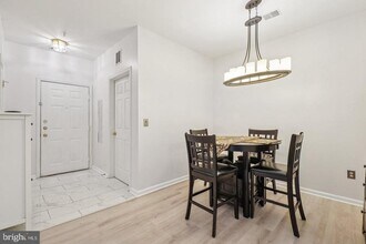 11322 Westbrook Mill Ln in Fairfax, VA - Foto de edificio - Building Photo