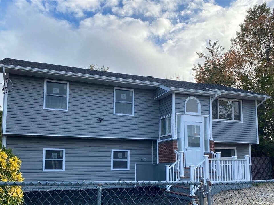 126 Barber St Rentals in Brentwood, NY