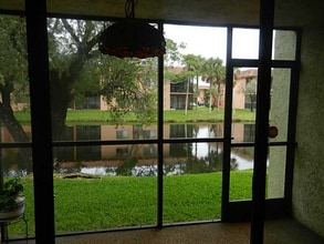 305 Lakeview Dr in Weston, FL - Building Photo - Building Photo