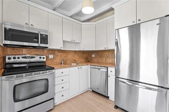 5865 SW 48th St in Miami, FL - Building Photo - Building Photo