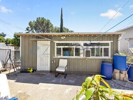 2755 Sanborn Ave in Montrose, CA - Building Photo