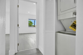 212 Beacom Blvd in Miami, FL - Foto de edificio - Building Photo