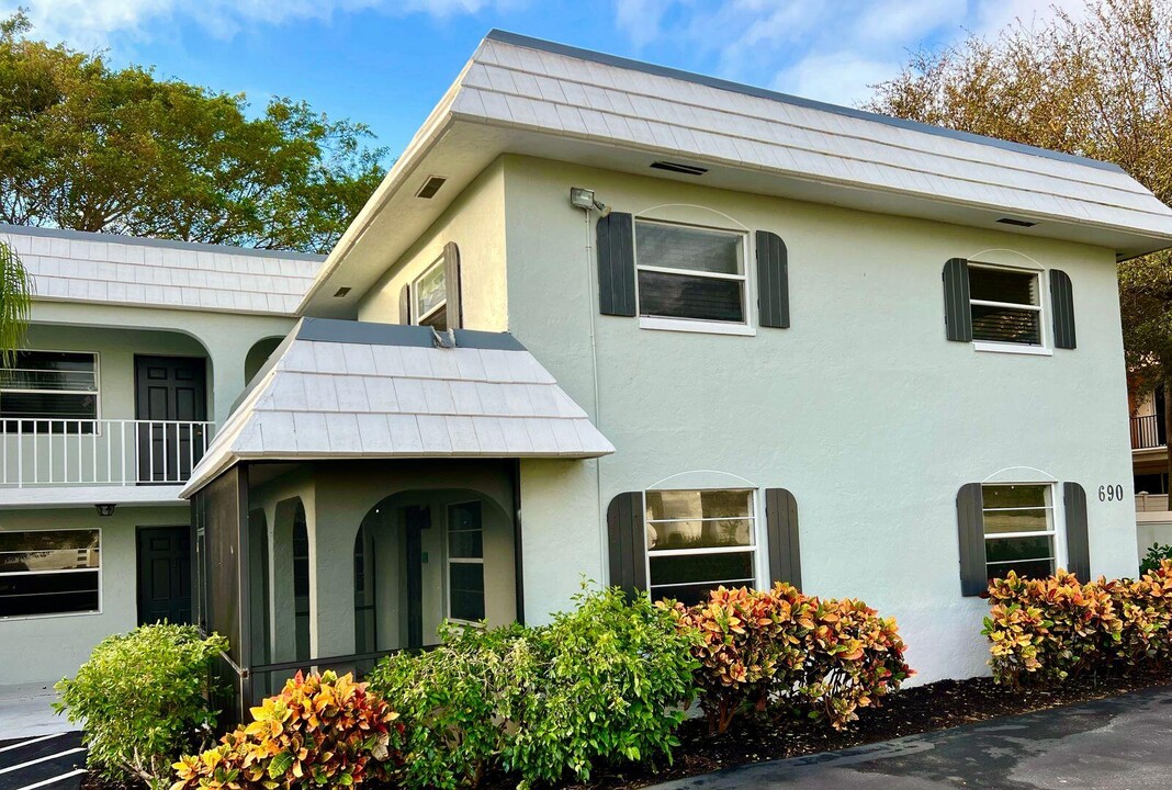 690 Kingsbridge St in Boca Raton, FL - Building Photo