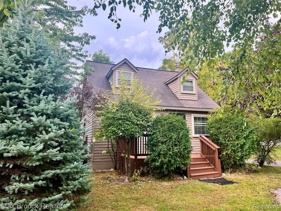 615 Leon Rd in Walled Lake, MI - Building Photo