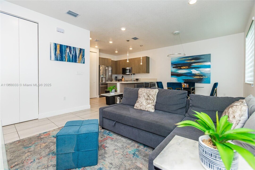 6401 NW 103rd Pl in Doral, FL - Building Photo