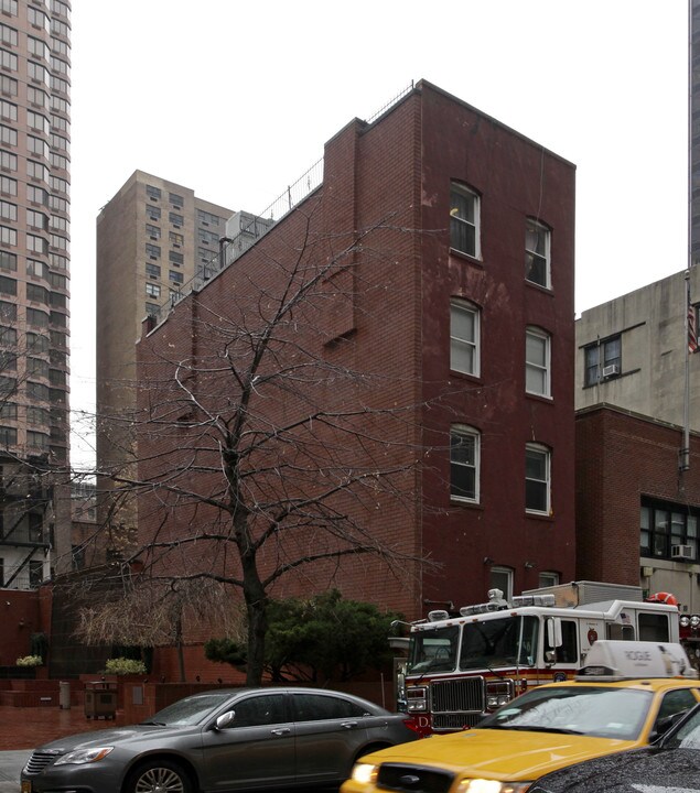 242 E 40th St in New York, NY - Building Photo