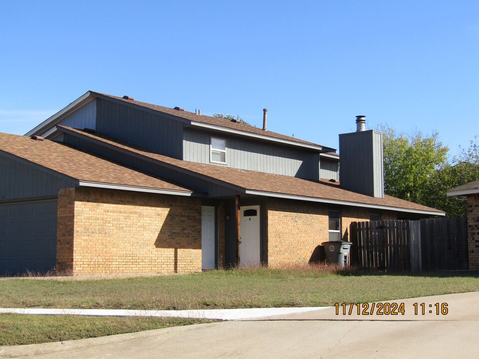 2703 NW Friar Tuck Ln in Lawton, OK - Foto de edificio