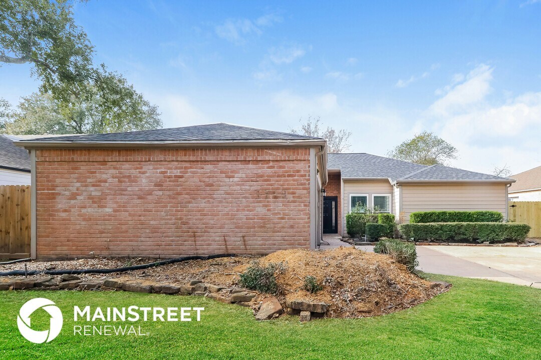 4719 Hidden Springs Dr in Houston, TX - Building Photo