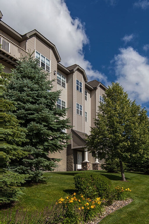 Lake Susan Apartments in Chanhassen, MN - Foto de edificio - Building Photo