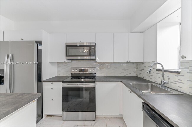 20301 NE 30th Ave in Aventura, FL - Building Photo - Building Photo