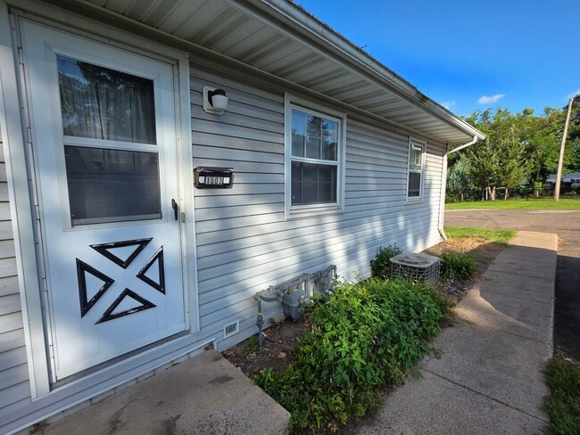 1501-1503 Harding Ave in Eau Claire, WI - Building Photo - Building Photo
