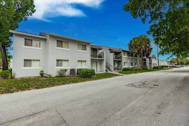 1140 Lake Victoria Dr in West Palm Beach, FL - Foto de edificio - Building Photo
