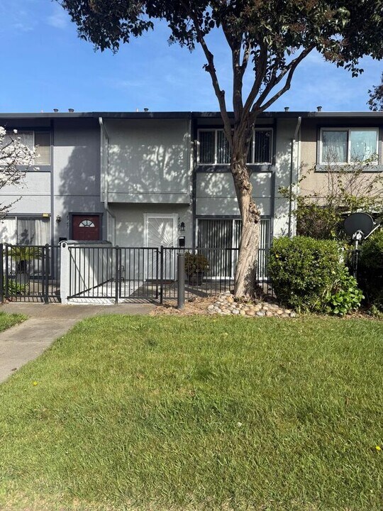4747 Valencia Way in Union City, CA - Building Photo
