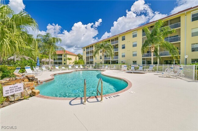 9185 Celeste Dr in Naples, FL - Foto de edificio - Building Photo