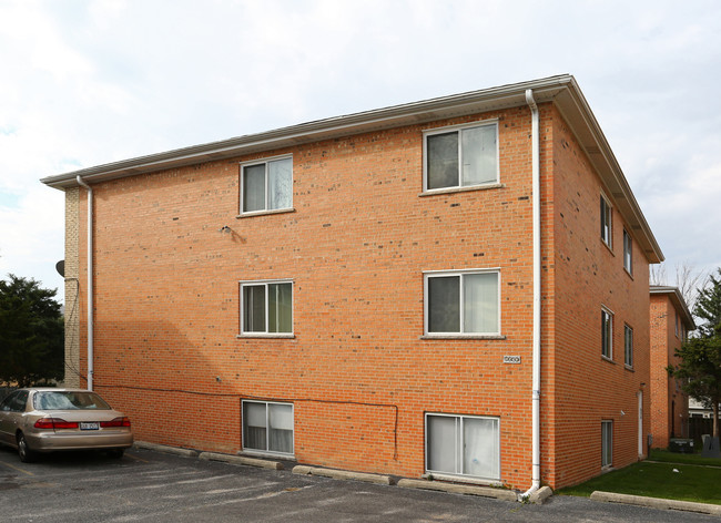 9660 Golf Ter in Des Plaines, IL - Building Photo - Building Photo