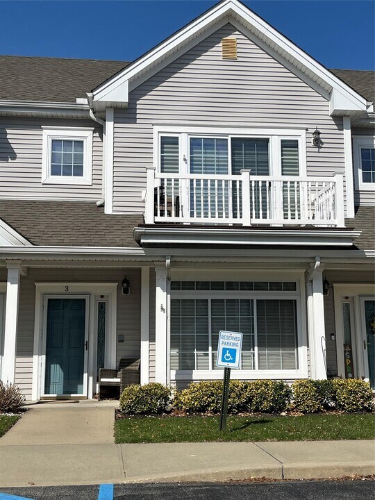 3 Carolyn Ct in Amityville, NY - Building Photo