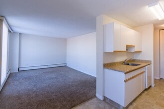 Central Court Apartments in Edmonton, AB - Building Photo - Building Photo