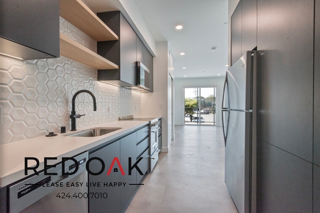 3450 W 43rd St in Los Angeles, CA - Building Photo