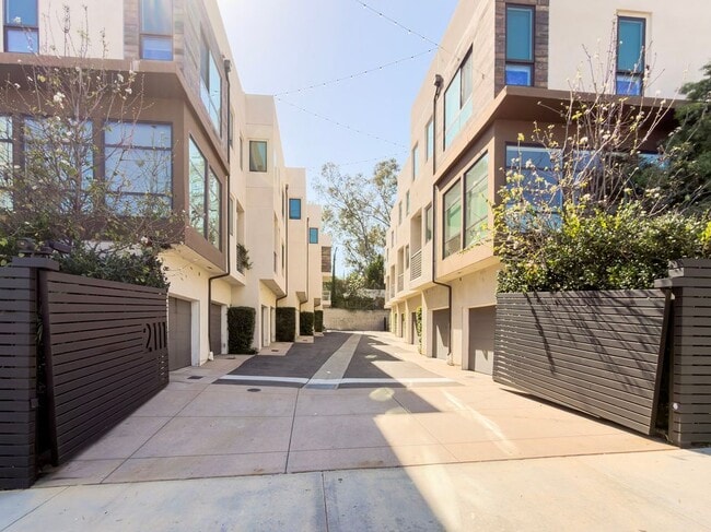 2111 N Cahuenga Blvd in Los Angeles, CA - Building Photo - Building Photo