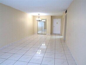 6700 Cypress Rd in Plantation, FL - Building Photo - Building Photo