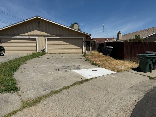 5421-5423 Romulan Ct in Sacramento, CA - Building Photo - Building Photo