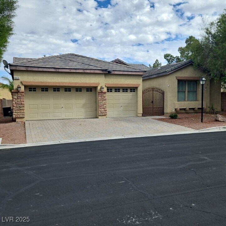 8028 Flambeau St in Las Vegas, NV - Building Photo