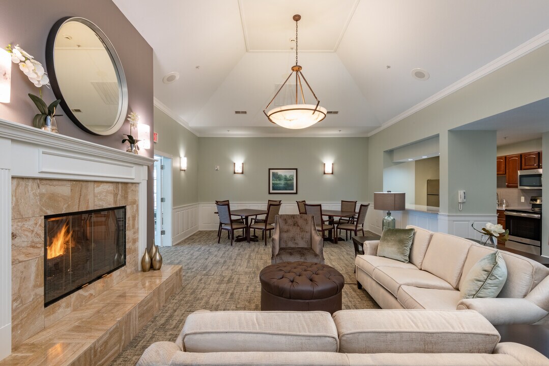 Parkwood Highlands Apartments & Townhomes 55+ in New Berlin, WI - Foto de edificio