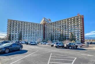 411 Lakewood Cir in Colorado Springs, CO - Foto de edificio - Building Photo
