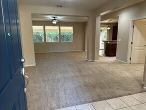 4142 W Clinton Ct in Visalia, CA - Building Photo - Building Photo