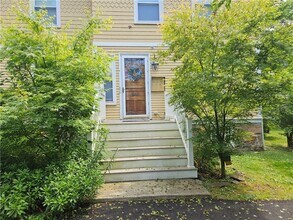 49 Merton Rd in Newport, RI - Foto de edificio - Building Photo