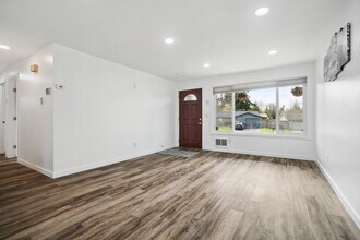 5419 172nd Pl SW in Lynnwood, WA - Foto de edificio - Building Photo