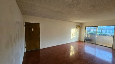 8315 Clinton Ave in West Hollywood, CA - Building Photo - Building Photo