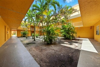 17901 NW 68th Ave, Unit T206 in Hialeah, FL - Foto de edificio - Building Photo