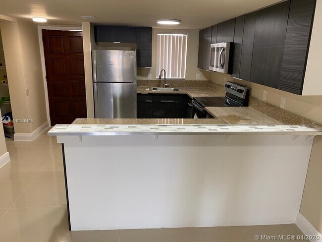 5650 W 26th Ct-Unit -106 in Hialeah, FL - Building Photo - Building Photo