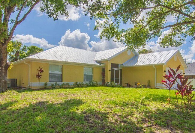1590 Polynesian Ln in Sebastian, FL - Building Photo - Building Photo