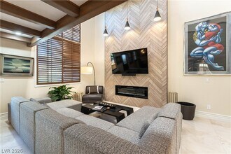 2845 Queens Courtyard Dr in Las Vegas, NV - Building Photo - Building Photo