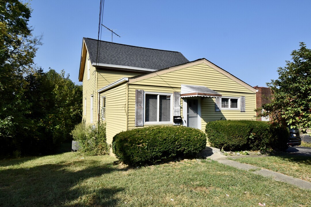 3217 Queen City Ave in Cincinnati, OH - Building Photo