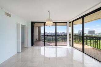 1900 Consulate Pl in West Palm Beach, FL - Foto de edificio - Building Photo