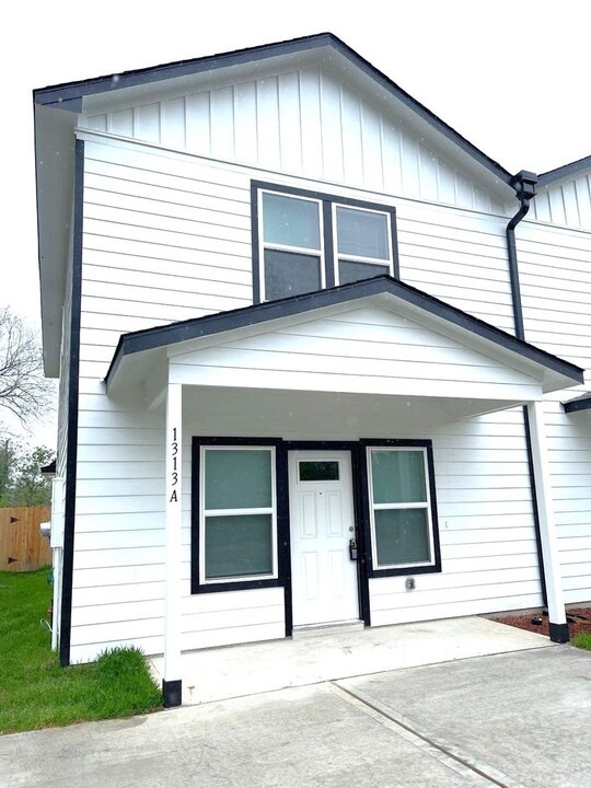 1313 Ellington St in Houston, TX - Building Photo