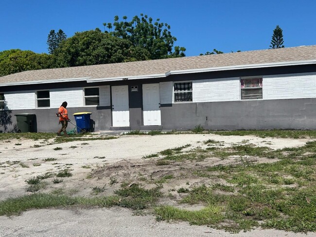 1002 N 16th St in Fort Pierce, FL - Foto de edificio - Building Photo