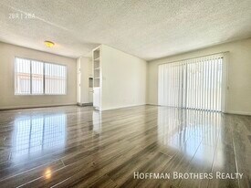 319 S Clark Dr in Los Angeles, CA - Building Photo