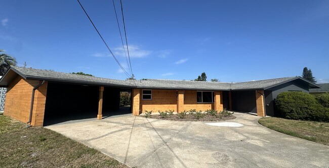 1503 Canal Ct in Tavares, FL - Building Photo - Building Photo